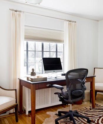 Houzz France: Comment être sûr de choisir un fauteuil de bureau ergonomic ? This female executive knew exactly what she wanted for her serene yet funky home office.  Do you speak French?  Then read the article here....