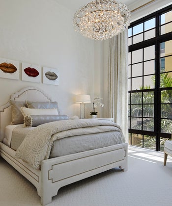 30 Elegant Bedrooms with Chandeliers