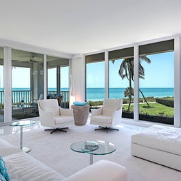 Contemporary Vacation Home with all white furnishings and blue accents 