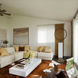 Family Beach Cottage: Living Room