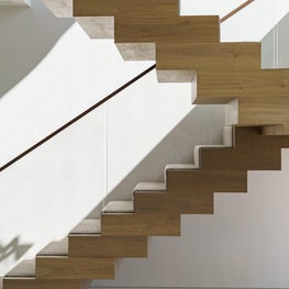A floating oak stair in a modern beach house