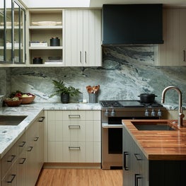 CRISP CONTEMPORARY KITCHEN