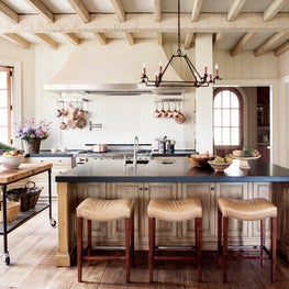 Relaxed kitchen with beamed ceiling, breakfast bar