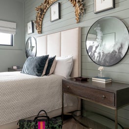 This guest suite is giving us all the cozy mountain vibes!