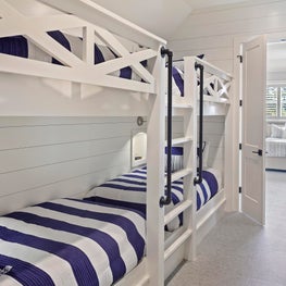 Bunk room utilizing wide hallway space