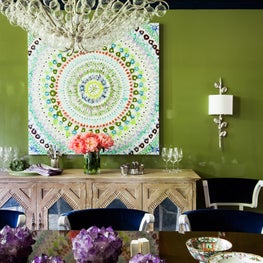 Dining room with lacquered walls