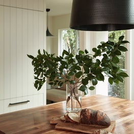 CRISP CONTEMPORARY KITCHEN