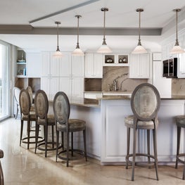 This white Shaker kitchen is a blend of traditional and contemporary design. 