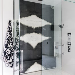 Portfolio: A contemporary shower featuring a black and white statement wall.