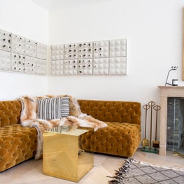 Seattle. Living Room with Porcelain wall panels by Anne Barres from Magen H XX.