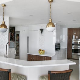 Modern kitchen with high gloss cabinets, marble splash and mixed metals