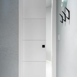 For this shared bathroom, privacy is key! We love this custom sliding door by Trustile.