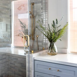 Portfolio: Striking bathroom with earthy tiles and neutral tones