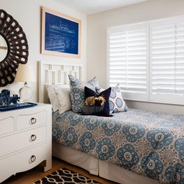 This white guest room takes its cues from a ship’s cabin, both crisp & nautical.