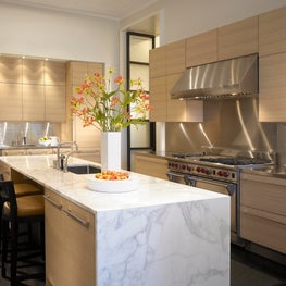 A graceful pied-a-terre at a historic address in Chicago