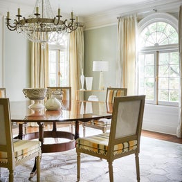 A traditional dining room in a historic house by Hal Thompson in Dallas's Highland Park neighborhood.