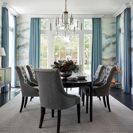 This swoon-worthy dinning room is the perfect setting for holiday gatherings and family dinners!