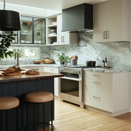 CRISP CONTEMPORARY KITCHEN