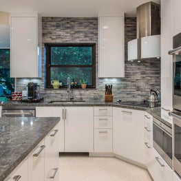 Florida Residence for Contemporary Painting and Art Glass Collectors