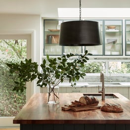 CRISP CONTEMPORARY KITCHEN