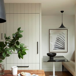 CRISP CONTEMPORARY KITCHEN