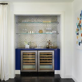 Hamptons Bar with blue lacquer and grasscloth wallpaper backsplash