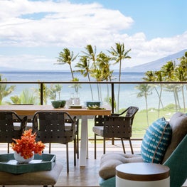 Hawaii Resort Living - Outdoor dining area with perfect views of the Ocean
