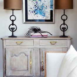 Detail: Traditional light wood console in the living room