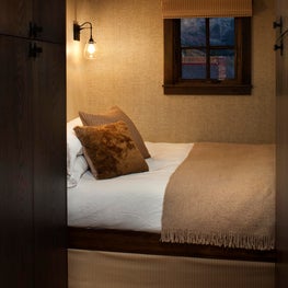 Mt. Barlow - Guest House Bed