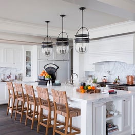 Kitchen with eat-in island