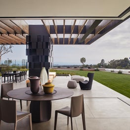 Indoor-outdoor breakfast area