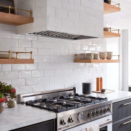 Spanish Modern Kitchen with open shelves and integrated hood