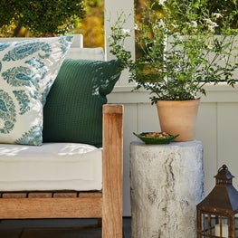 Outdoor terrace in green and white