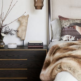 Portfolio: Cozy modern bedroom design with plaster walls, hanging pendant lights, and warm elements