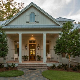 Classic Upscale Waterfront Cottage with Commanding View