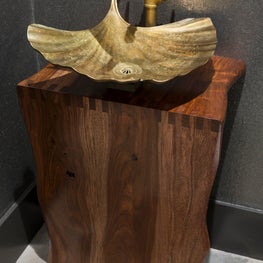 Powder bath featuring gingko leaf basin