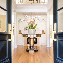 Brentwood Beauty, Foyer