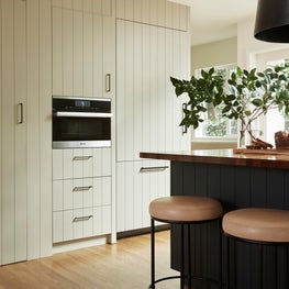 CRISP CONTEMPORARY KITCHEN