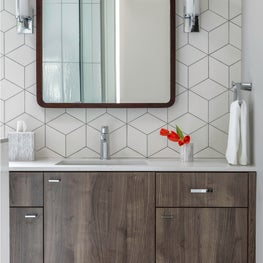 Portfolio: Modern bathroom with white, black and neutral elements