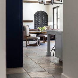 Portfolio: Breakfast area with earthy accents and neutral tones