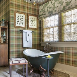 Soaking tub in master bath