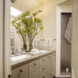 Contemporary bathroom in off-white