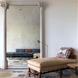 Living Room with 19th-century Scottish mirror with corinthian columns & Louis Xlll chaise lounge