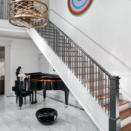 Situated in one of the most desired areas of Houston, this River Oaks Contemporary home balances high-contrast drama with curated warmth.