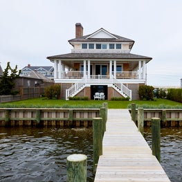 BAY FRONT BEACH HOUSE | MANTOLOKING, NEW JERSEY