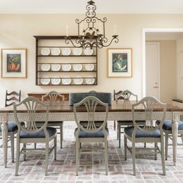 Traditional Breakfast Room