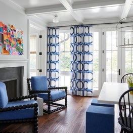 The dining table stools can also be used as foot stools for the lounge chairs. 