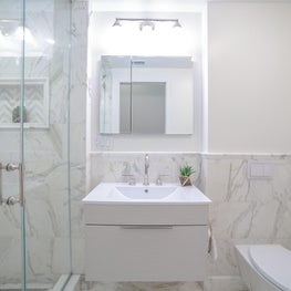 Garden Street Brownstone - Calacatta Gold marble Bathroom