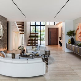 Welcome gallery featuring modern artwork | Bal Harbor