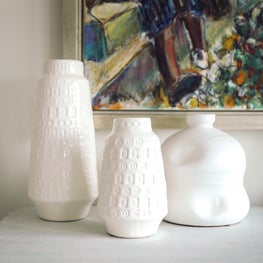 Combining simplicity with rich vase detail